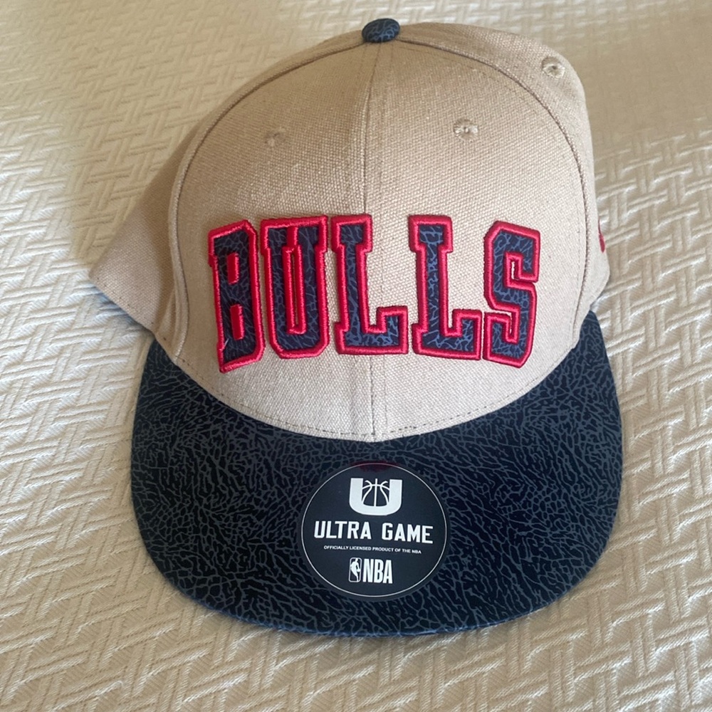 NWT NBA Ultra Game Beige & Black Chicago Bulls Snap Cap